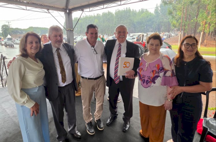 Desfile dos 50 anos de Nova Santa Rosa reúne multidão e segue mesmo com chuva