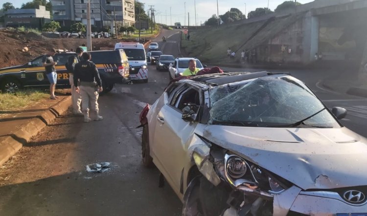 Veículo foge da PRF, descarta droga na rodovia e capota na BR-277, em Medianeira