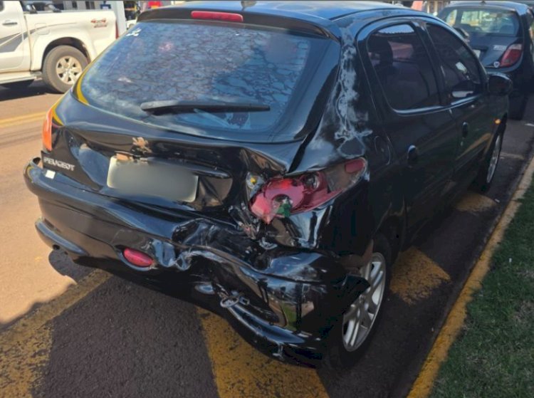 Caminhão provoca engavetamento e motorista foge após acidente em Toledo