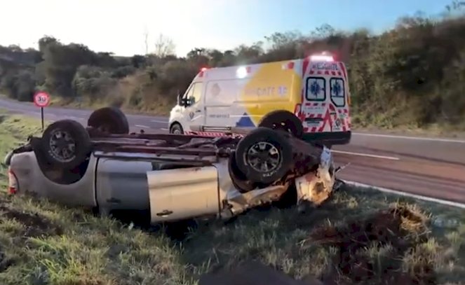 Caminhonete capota na BR-163  e fica com a rodas para cima