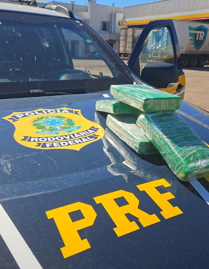 PRF prende caminhoneiro com cocaína após tentativa de descarte da droga em Cascavel