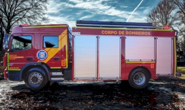 Bombeiros combatem incêndio a veículo no interior de Marechal Rondon