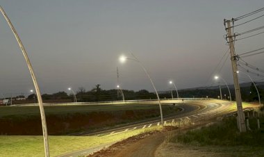 luminação na ciclovia entre a avenida Rio Grande do Sul e o frigorífico da Lar é religada