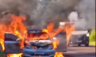 Carro é destruído por incêndio perto da ponte do Rio Piquiri; mãe e filha escapam ilesas