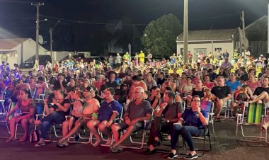 Noite Natalina encanta comunidade em Porto Mendes