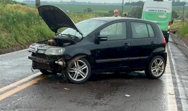 Mulher fica ferida após carro sair da pista e bater em barranco na PR-239, em Quatro Pontes