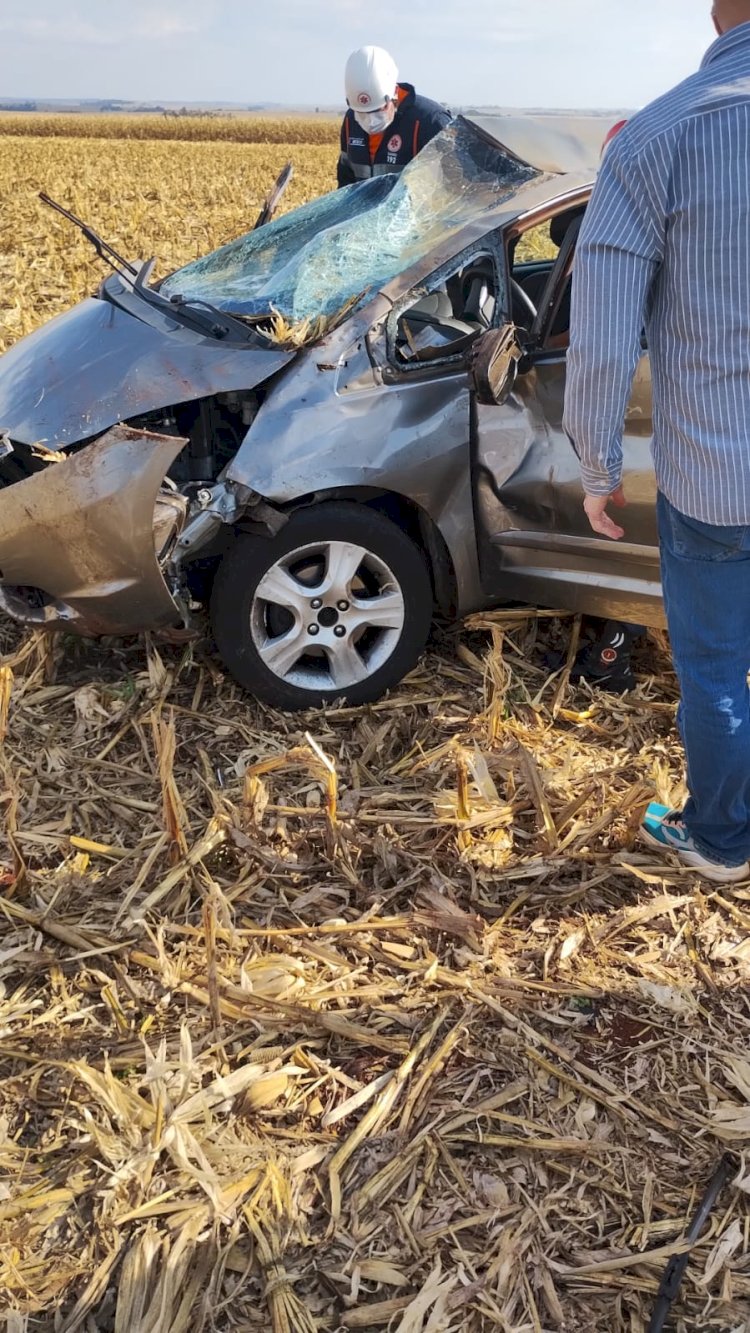Veiculo sai da pista, capota e cai em pé no meio da Roça