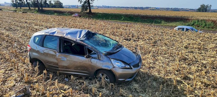 Veiculo sai da pista, capota e cai em pé no meio da Roça