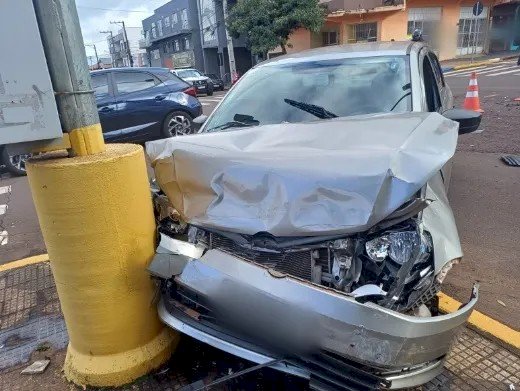 Van da Saúde de São Pedro do Iguaçu tomba após colisão com Voyage em cruzamento no centro de Toledo