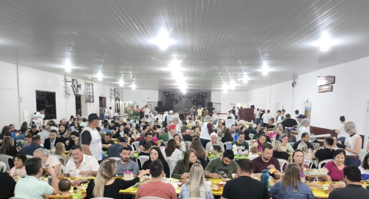 Diretoria da Associação da Linha Hedrich e  voluntario comemoram sucesso da 3ª Milich Fest