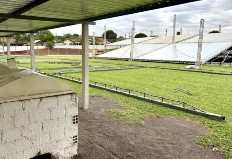 Começa a montagem da estrutura para a festa dos 33 anos de Mercedes