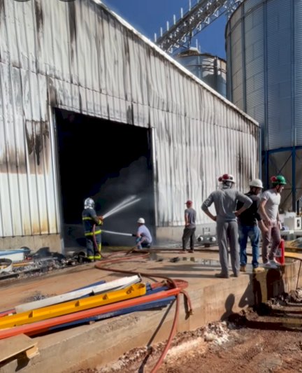 Incêndio de grandes proporções destrói fábrica de ração em Marechal Cândido Rondon