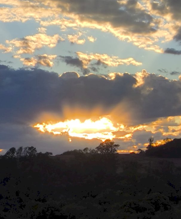 Dia  amanhece com nebulosidade  esparsa na região