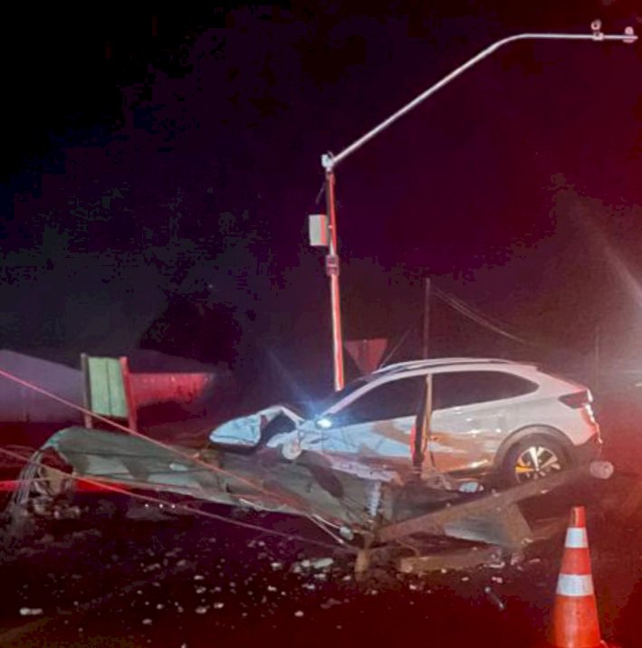 Condutora perde o controle e colide contra poste na PR-239, em Toledo