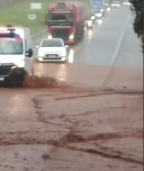 O tempo segue instável no Paraná . Pancadas de chuva agora a pouco em Lindo este