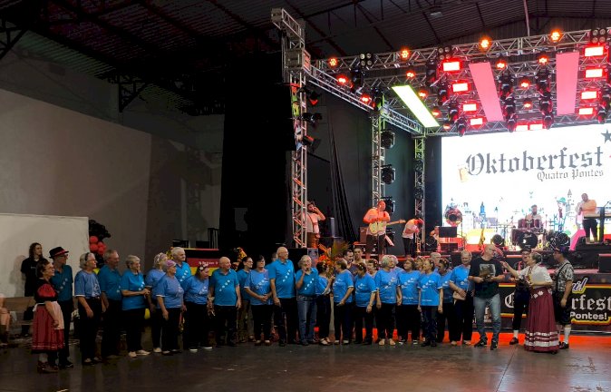 Quatro Pontes realiza desfile cultural e 1ª Oktoberfest com grande participação popular
