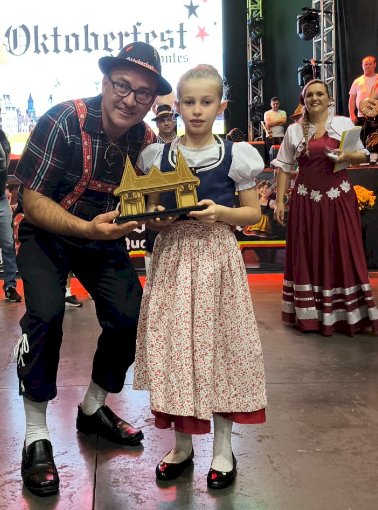 Quatro Pontes realiza desfile cultural e 1ª Oktoberfest com grande participação popular