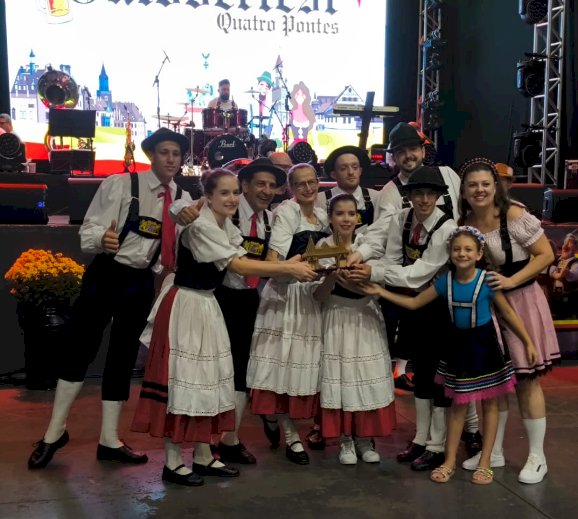 Quatro Pontes realiza desfile cultural e 1ª Oktoberfest com grande participação popular