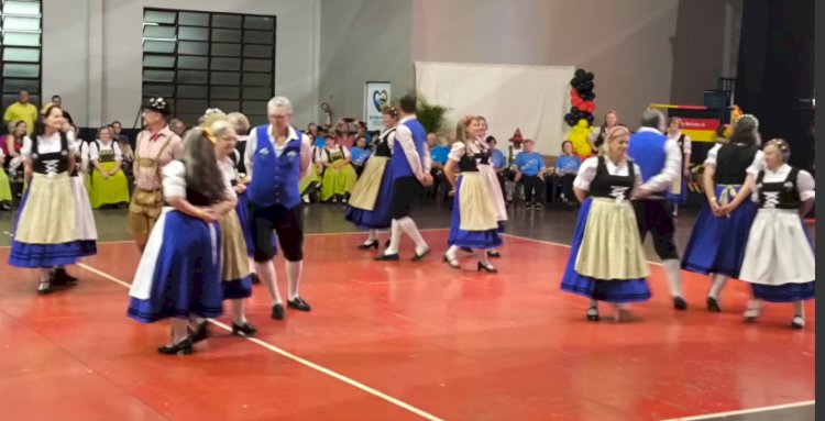 Quatro Pontes realiza desfile cultural e 1ª Oktoberfest com grande participação popular