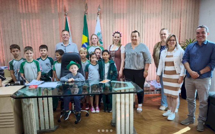 Alunos da Escola Municipal de São Roque visitam a prefeitura