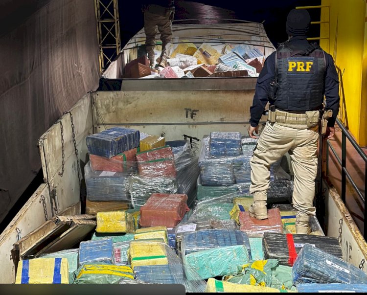 PRF apreende quase 2 toneladas de maconha, 600 garrafas de vinho e celulares no Paraná