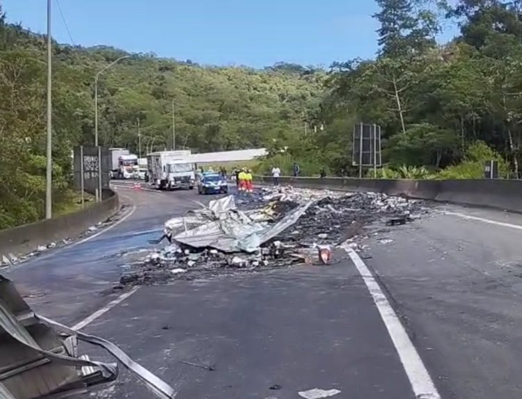 PRF atualiza informações sobre grave acidente na BR-376 em Guaratuba