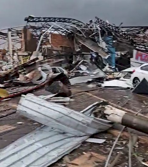 Uma semana depois Sobreviventes do tornado  no Paraná iniciam retorno para casa e reconstrução após receberem alta hospitalar