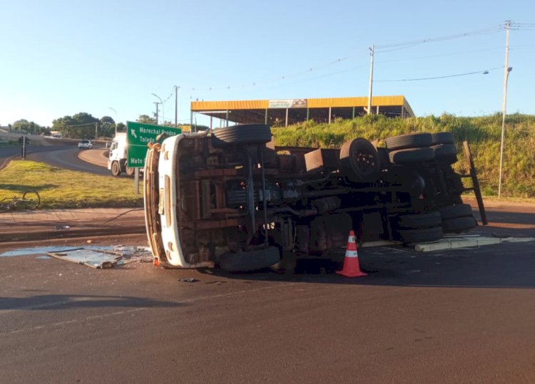 Caminhão carregado com madeira tomba em trevo de acesso a Marechal Cândido Rondon