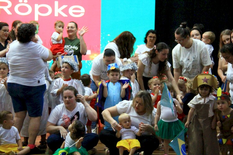 CMEI Asilda Röpke encanta o público com o musical “Natal Brasileiro” no Teatro Municipal