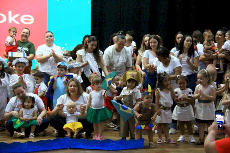 CMEI Asilda Röpke encanta o público com o musical “Natal Brasileiro” no Teatro Municipal