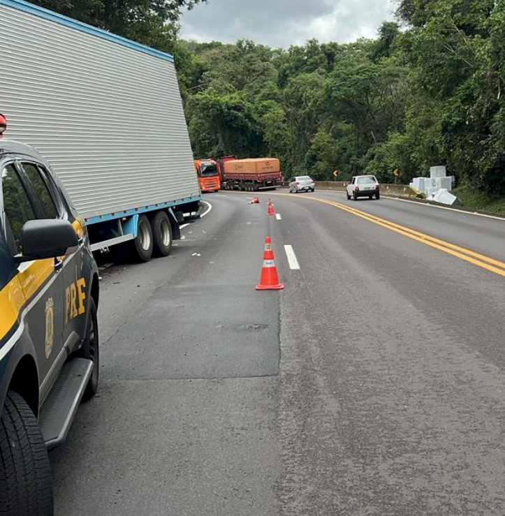 Caminhão tomba na BR-277 e carga é saqueada por indígenas da região