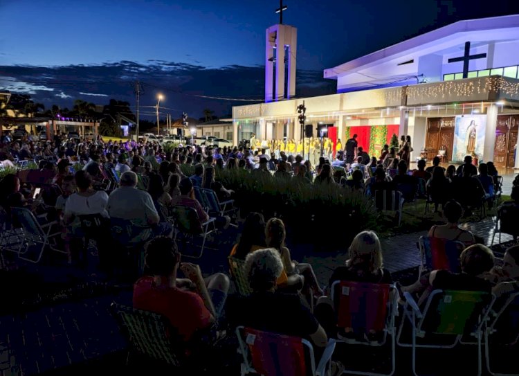 Comunidade lota a praça de Alto Santa Fé para prestigiar apresentações de Natal