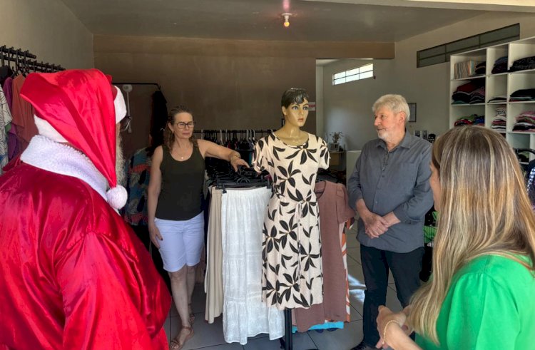 Papai Noel visita o comércio de Nova Santa Rosa e leva o espírito natalino às empresas