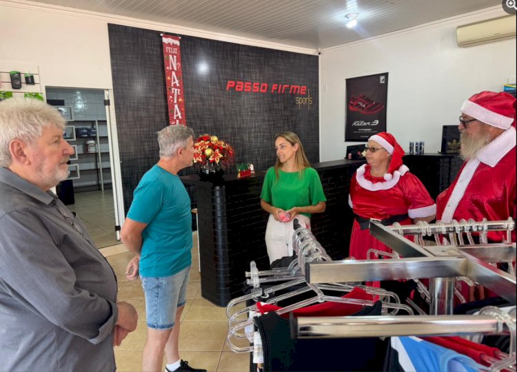 Papai Noel visita o comércio de Nova Santa Rosa e leva o espírito natalino às empresas