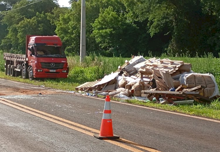 Caminhão tomba na PR-364 e deixa motorista ferido em Palotina