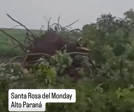 Tornado provoca pânico e causa estragos em Santa Rosa del Monday, no Paraguai