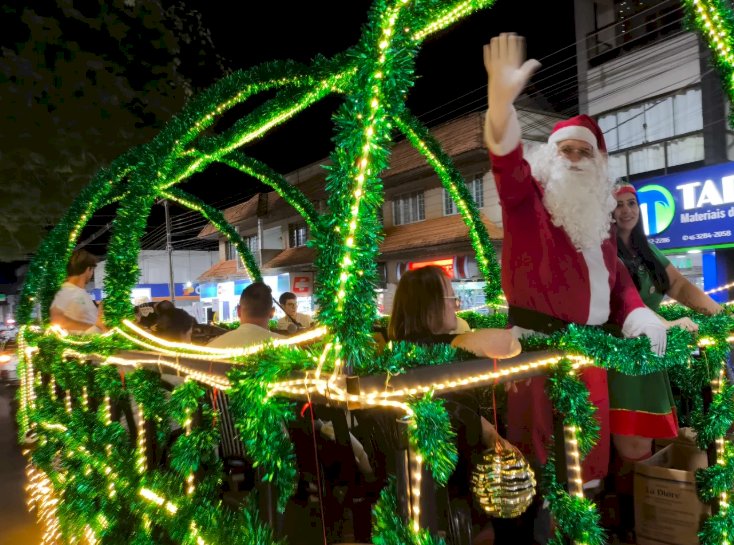 Carretão do Natal “Luz e Encanto sobre Rodas” leva música e emoção às ruas de Marechal Cândido Rondon